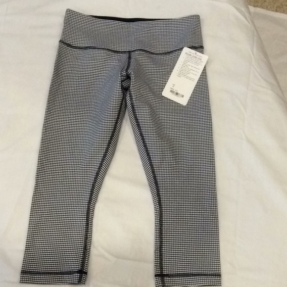 Pants - Lululemon Wunder Under Crop size 6 BNWT!